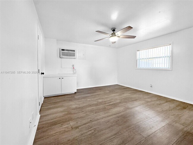 Building Photo - 883 SW 10th St