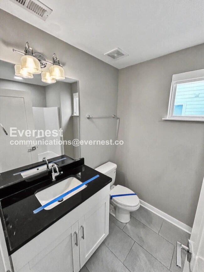 Building Photo - Limited Time Special Offer! / 3 Bed/2.5 Bath Townhome with Off-Street Parking / Pet-Friendly / Av...