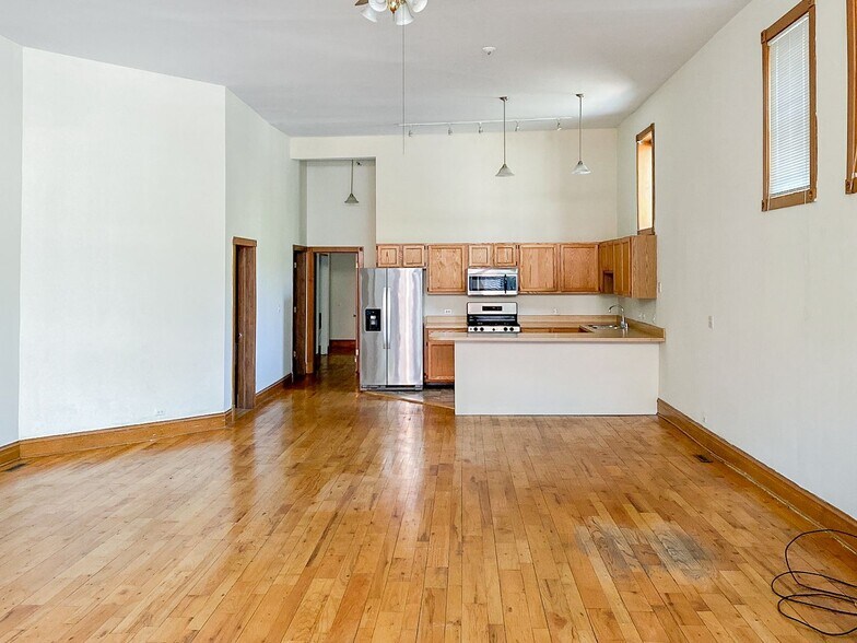 Building Photo - 2952 N Racine Ave
