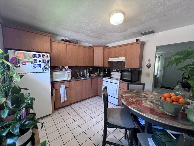 Building Photo - 1734 N 16th Ct