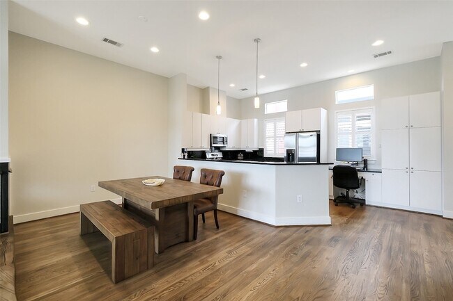 Building Photo - 2437 South Blvd