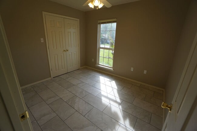 Building Photo - 3 Bed 2 Bath Total Electric House