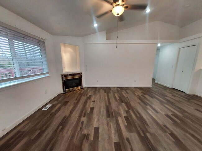 Building Photo - 4 bedroom 2.75 bath, Huge Fenced Yard with Landscaping Included!!