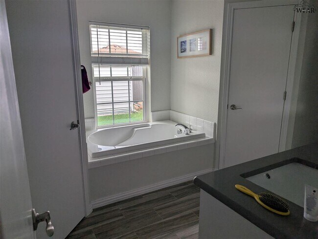 Building Photo - 5105 Carlene Dr