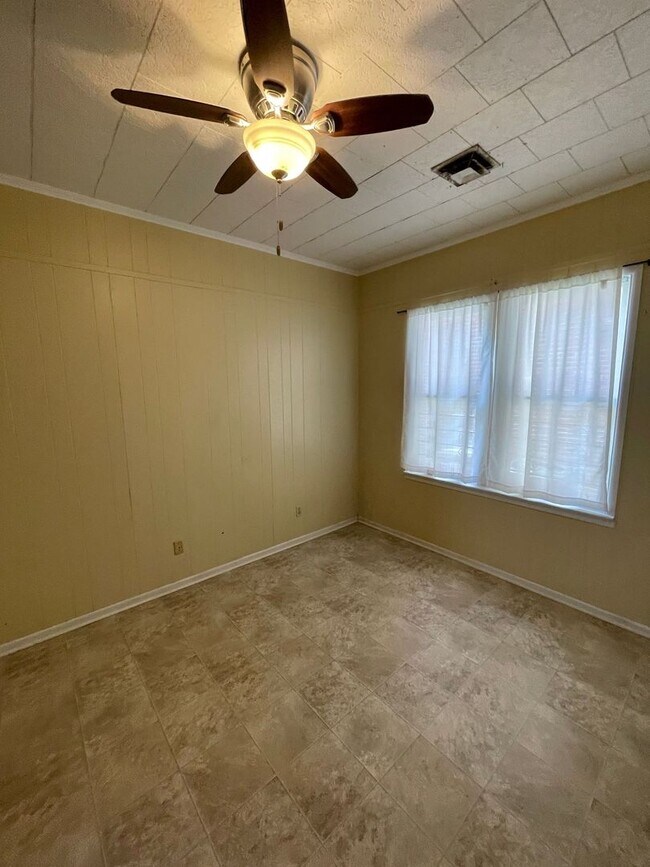 Building Photo - 806 E University Ave