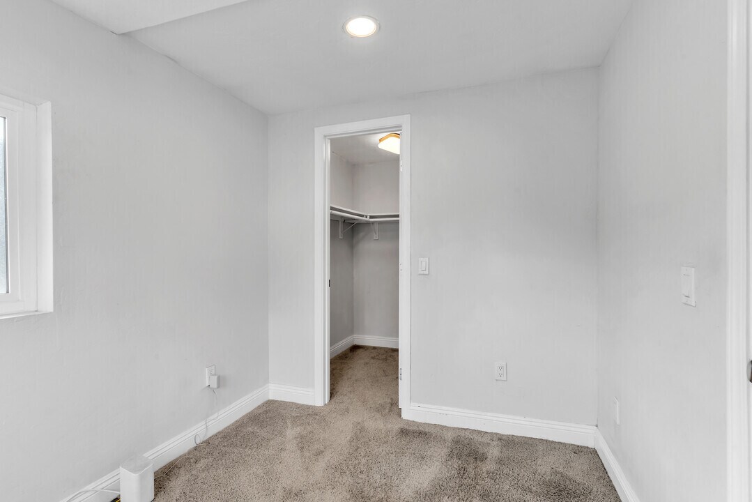 Building Photo - 1224 Willowside Ter