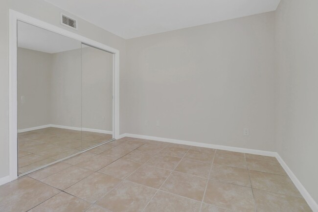 Building Photo - Lovely  2 bedroom 2 bathroom condo