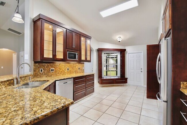 Building Photo - Beautiful 4/2 Pool Home with a Covered Pat...