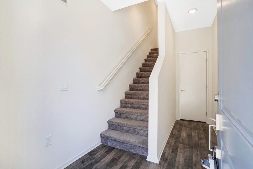 Building Photo - 5406 Beach Bluff Ln