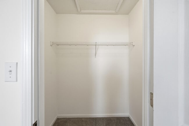 Building Photo - 2401 Northampton Dr