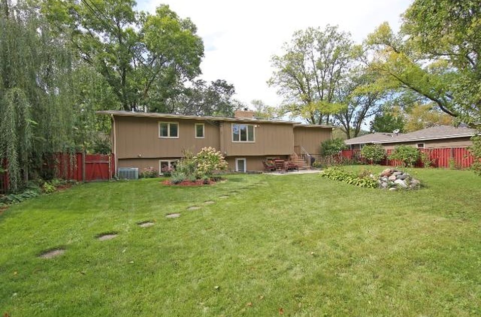 Large, backyard. Wonderful neighbors. - 5813 Tracy Avenue