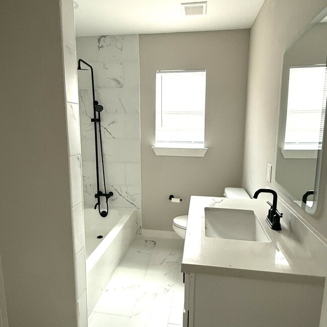 Building Photo - 4510 Kingsbury St