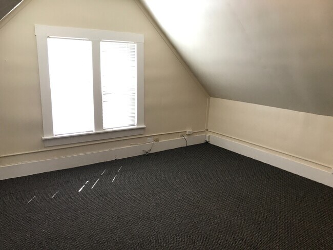 Building Photo - 2 Bedroom 1 bath near UO