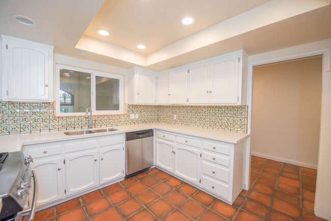 Building Photo - Anaheim Hills