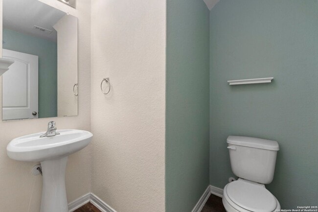 Building Photo - Charming Home Awaits: Spacious & Modern Living in a Prime Location