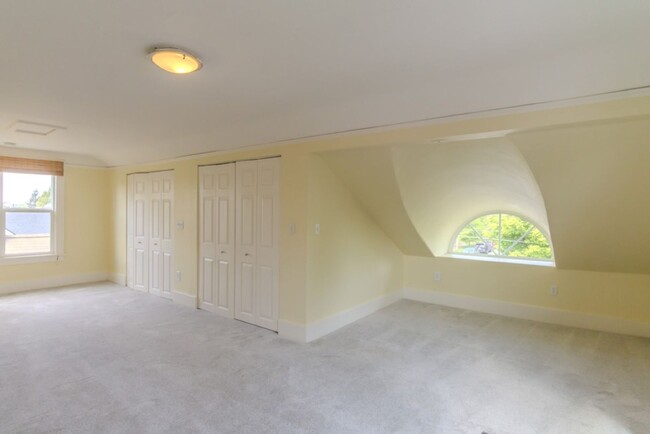 Building Photo - 3Bd/1.75Ba Seattle House
