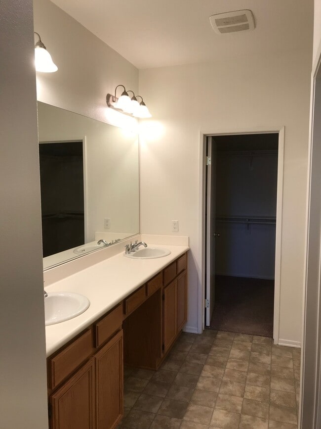 Building Photo - Beautiful 2 Bedrooms,  2.5 Bath Townhome with 2 Car Attached Garage in Ontario