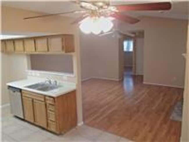 Building Photo - 1033