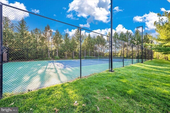 Building Photo - 10001 Vanderbilt Cir