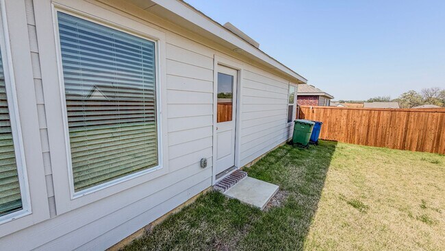 Building Photo - Modern Living | Spacious Layout | Private Backyard Retreat