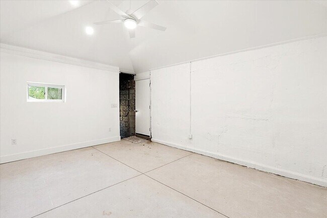 Building Photo - 39 W Elza Ave