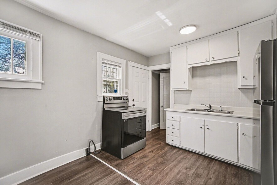 Building Photo - 2407 E 67th Terrace