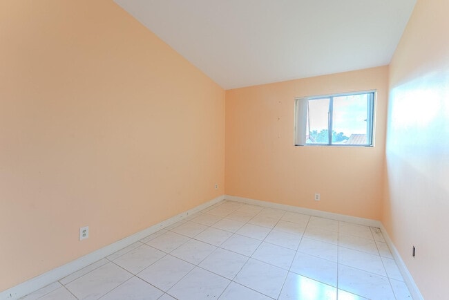 Building Photo - 626 NE 195th St