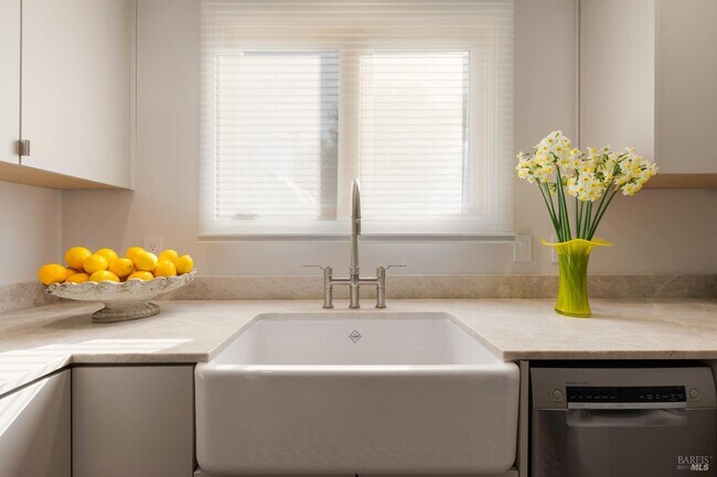 Building Photo - 291 W Thomson Ave