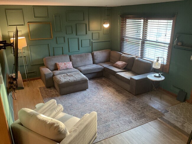 Building Photo - 5 Bedroom Single Family Suburban Gem in Ap...