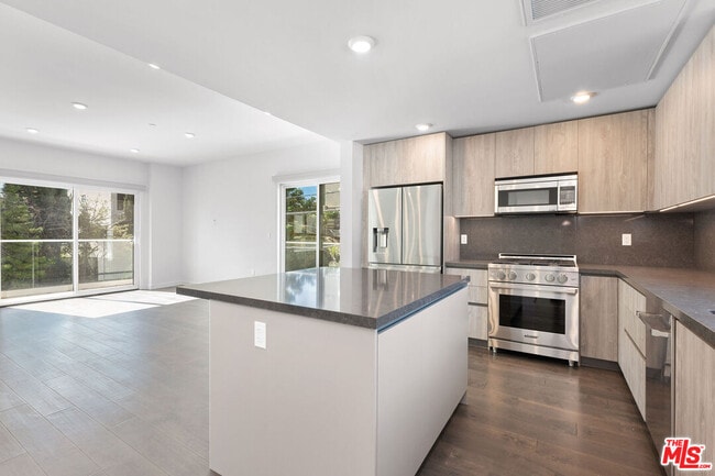 Building Photo - 849 N Alta Vista Blvd