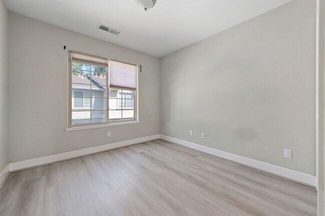 Building Photo - 562 Lambert Terrace