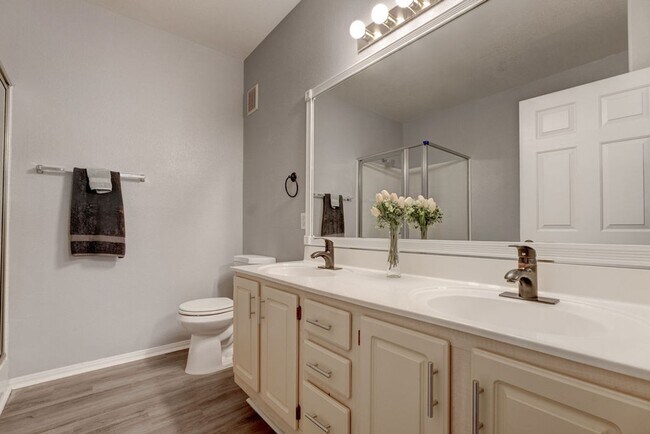 Building Photo - 855 N Stephanie St