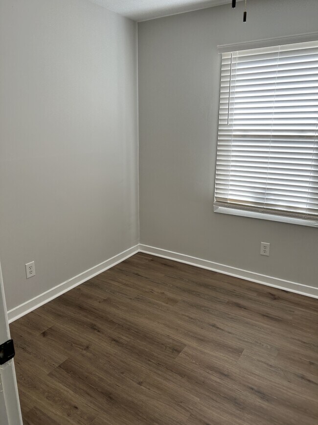 Building Photo - 702 62nd Ave N