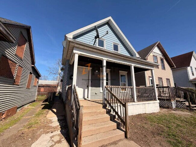 Building Photo - 1110 1/2 Elston Street