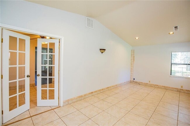 Building Photo - 2726 W Highland Cir