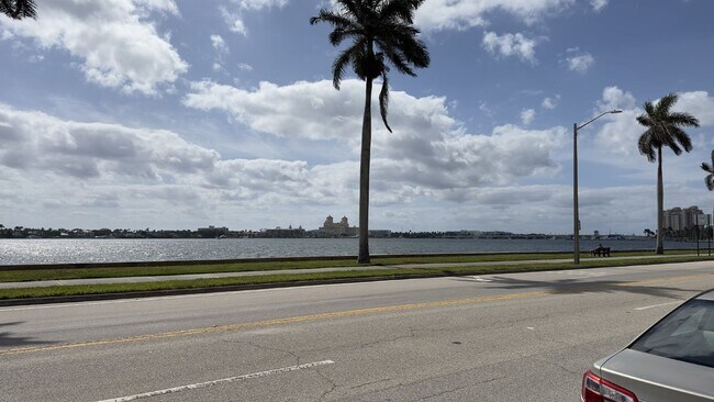 Building Photo - 2-Bedroom Penthouse in the Heart of West Palm Beach