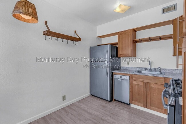 Building Photo - 500 Glenwood Cir