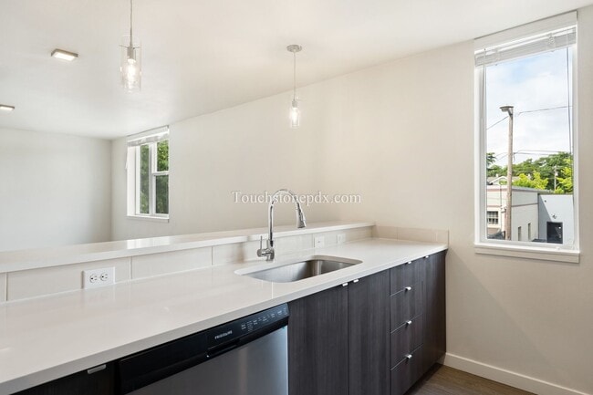 Building Photo - Contemporary 2 BD | 1.5 BA Apartment in The Heart of Northeast Portland