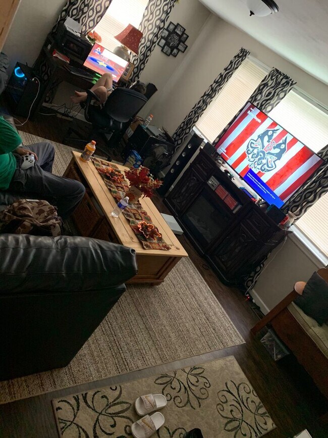 Building Photo - 3-4 Bedroom 1 Bath cape with garage in Liverpool Schools