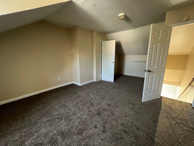 Building Photo - 2 Bedroom with a Bonus Room and Large Yard