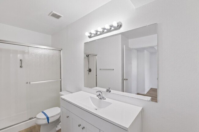 Building Photo - Modern Updated Tempe Townhome Near ASU & Downtown with Resort-Style Amenities