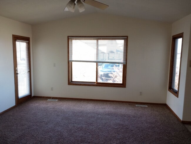 Building Photo - Three bedroom two bathroom twin home