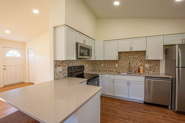 Building Photo - Beautifully Remodeled 3 Bedroom / 2 Bath i...