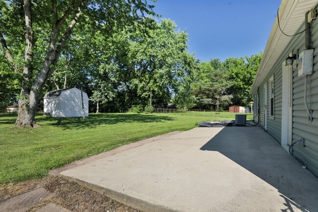 Building Photo - 601 Daventry Ln