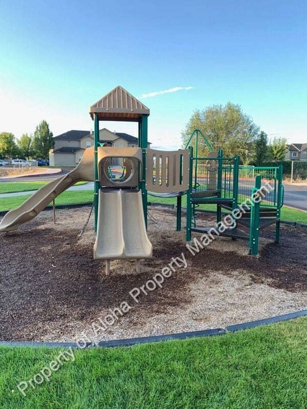 Building Photo - 1065 W Pine Ave