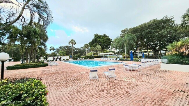 Building Photo - 3 br, 2 bath House - 575 Oaks Ln Apt 1010