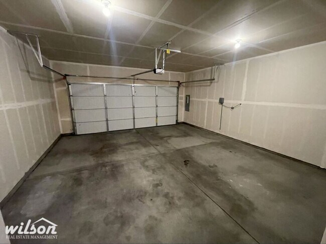 Building Photo - Upcoming 4-Bedroom Gem with Modern Charm and 2 Bath House for Rent!