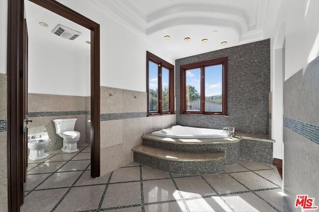 Building Photo - 4536 Vanalden Ave