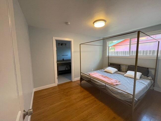 Building Photo - 4 Bedrooms in College Greens