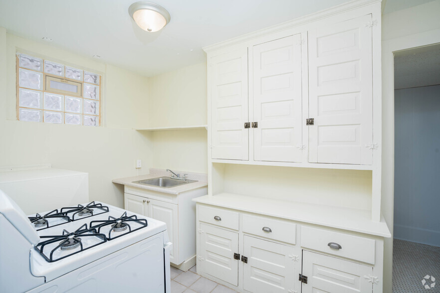 1BR,1BA - 600SF - Kitchen - 1084 Jefferson Ave